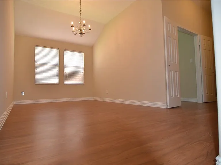 913 Fleming St — Photo 16