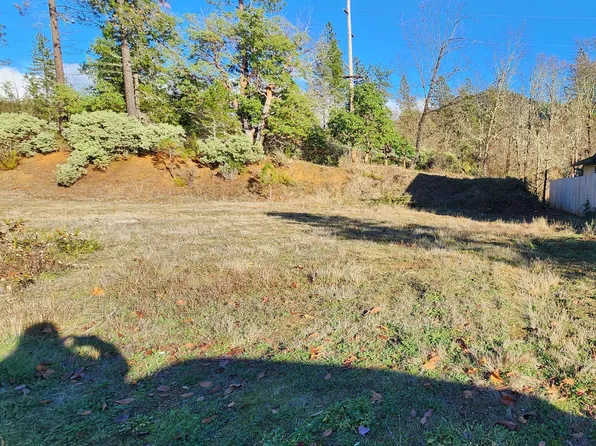 221 Cedar Ridge Dr, Cave Junction, OR 97523