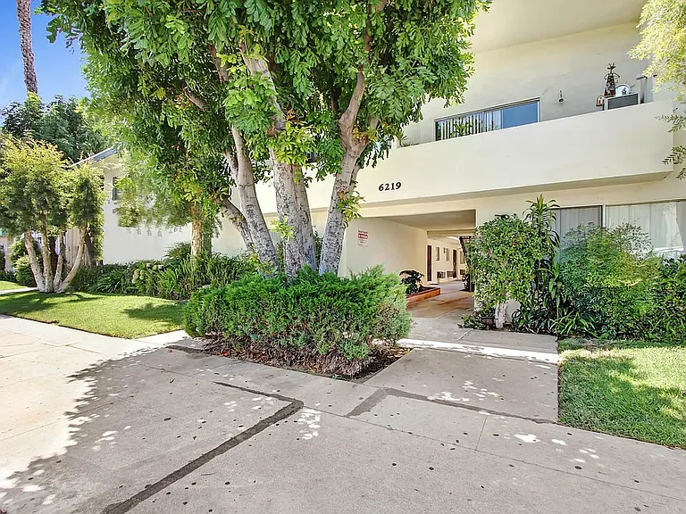 6219 Reseda Blvd — Photo 2