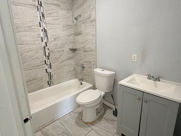 5th image of 2700 Bideker Ave