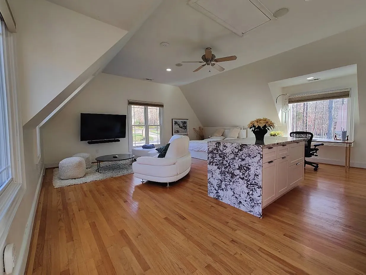 5 bed, 4.5 bath, 4400 sqft, $4,595 — Photo 2