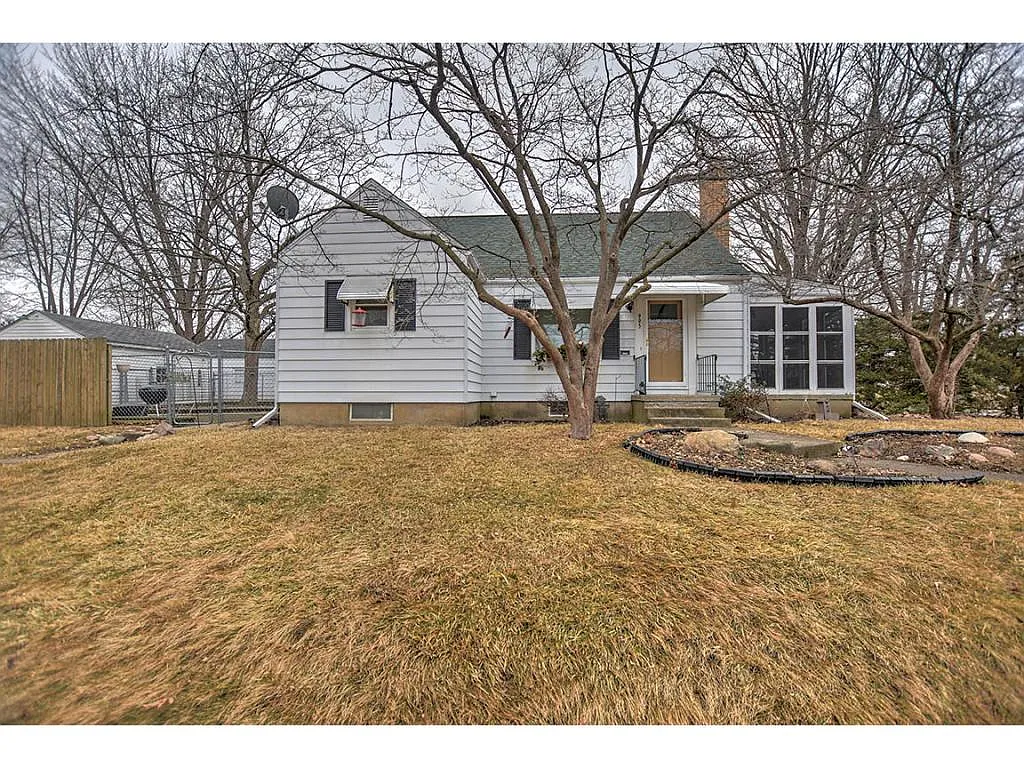 995 N Park Pl photo 1