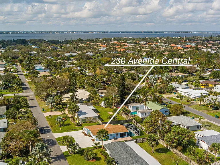 230 Avenida Central — Photo 3