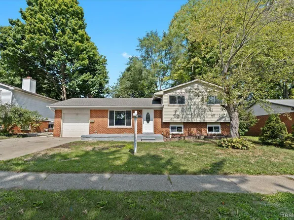 8753 Nottingham Dr, Ypsilanti, MI 48198