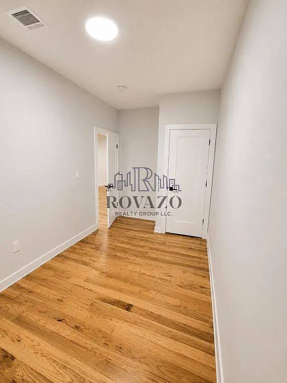 3 bed, 700 sqft, $1,995 — Photo 3