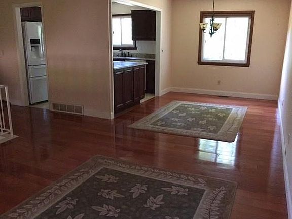 3rd image of 8864 Fairlane Dr