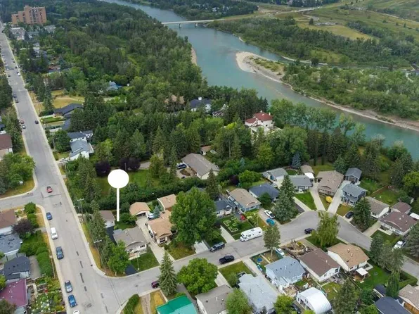 198 E Bow Green Cres NW, Calgary, AB T3B 4R8