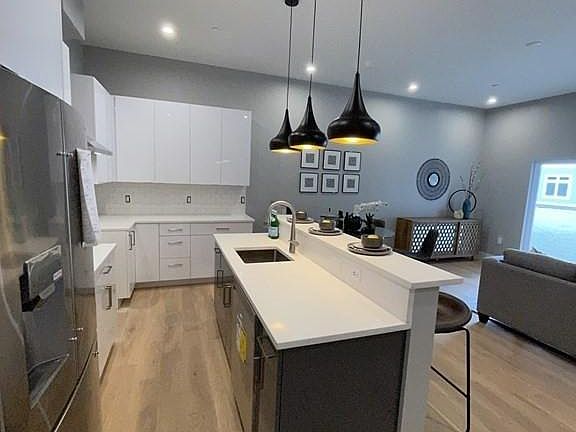 5th image of 60 Cross St E #322
