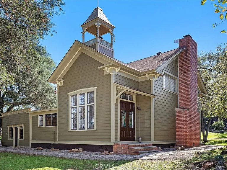 1239 Rainbow Valley Blvd — Photo 3