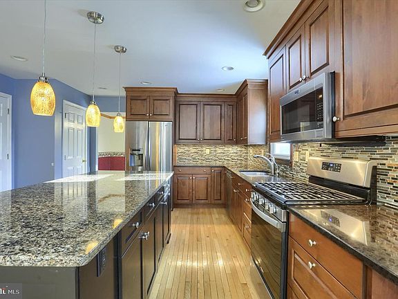 5th image of 22 Teaberry Dr