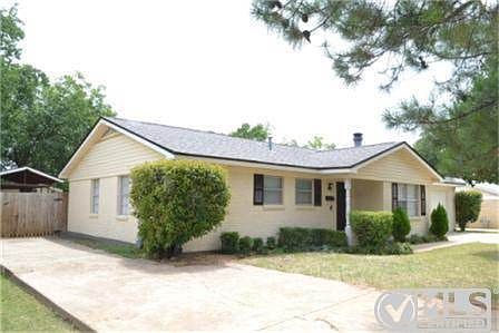 2nd image of 207 W Huitt Ln