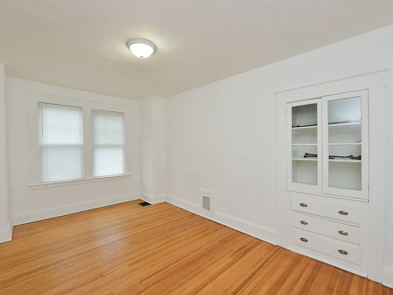 390 Clinton St — Photo 34