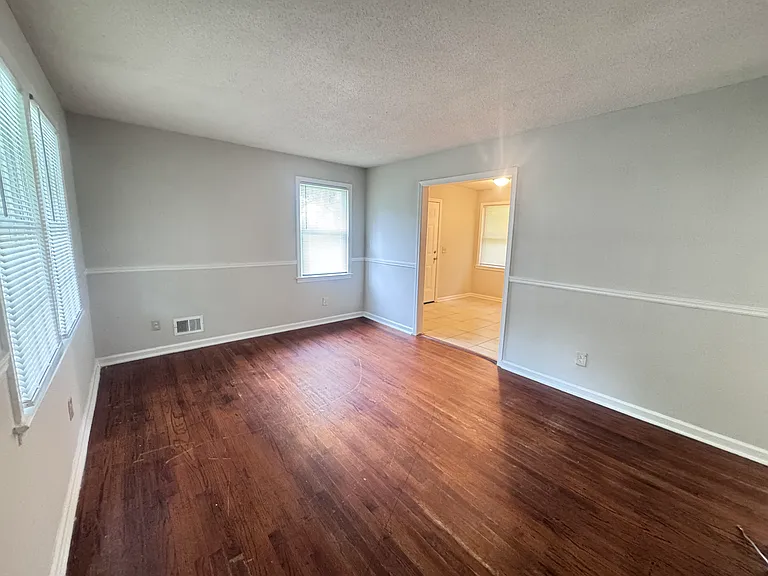 401 Beaverbrook Dr — Photo 2