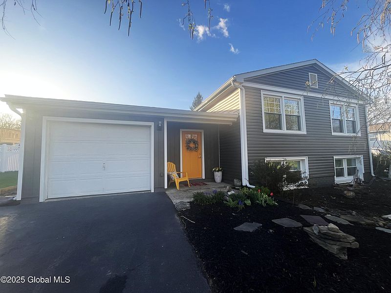 2nd image of 231 Stonington Hill Road