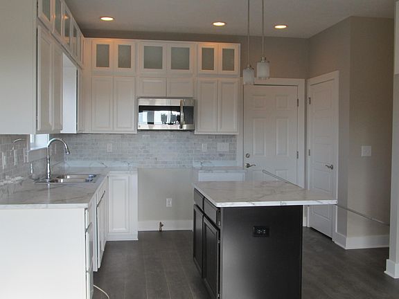 3rd image of 553 Oakwood Dr