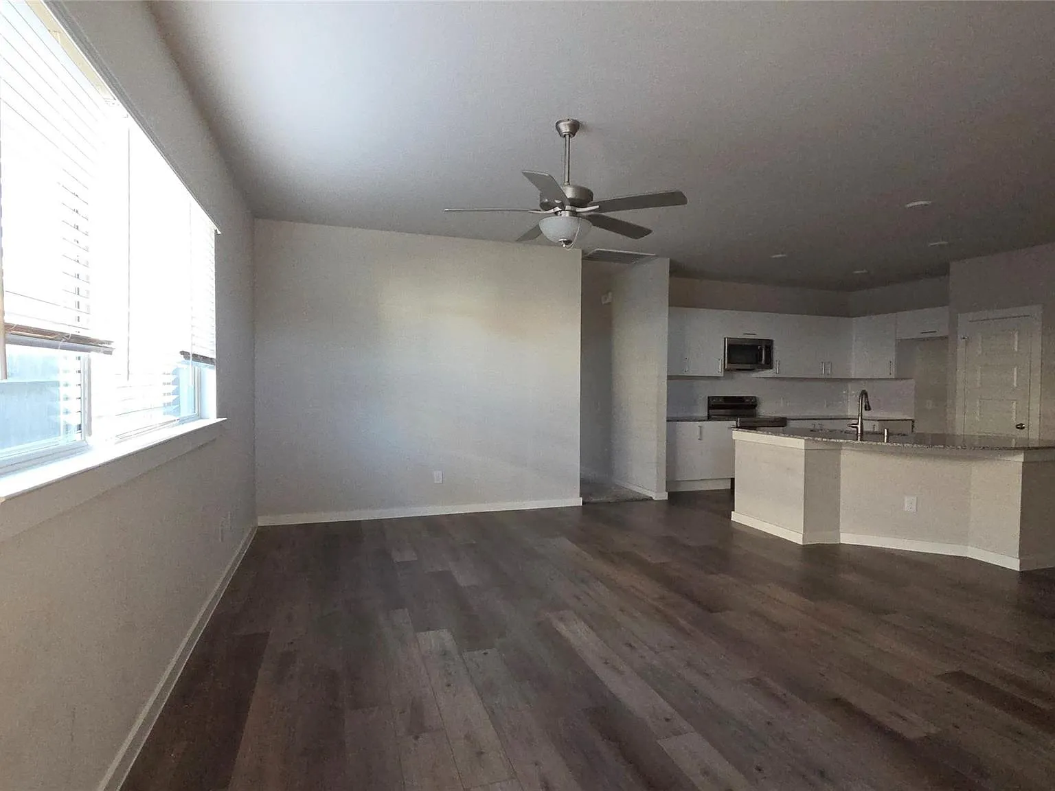 3 bed, 2.0 bath, 1356 sqft, $1,695 — Photo 3