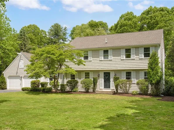 3 Robbins Dr, Barrington, RI 02806