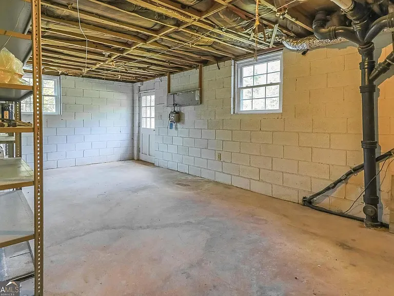 99 Woodvalley Dr — Photo 32