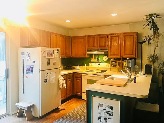 4th image of 178 Gardiner Ave