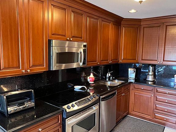 3rd image of 38 Stratford Ln Unit B