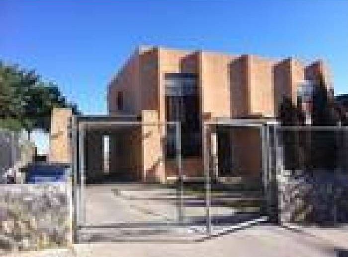 FRONT VIEW OF PROPERTY