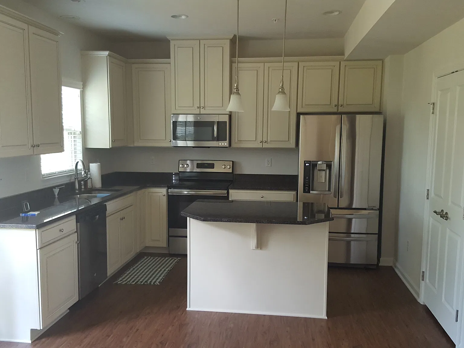 3 bed, 2.5 bath, 1576 sqft, $2,375 — Photo 2
