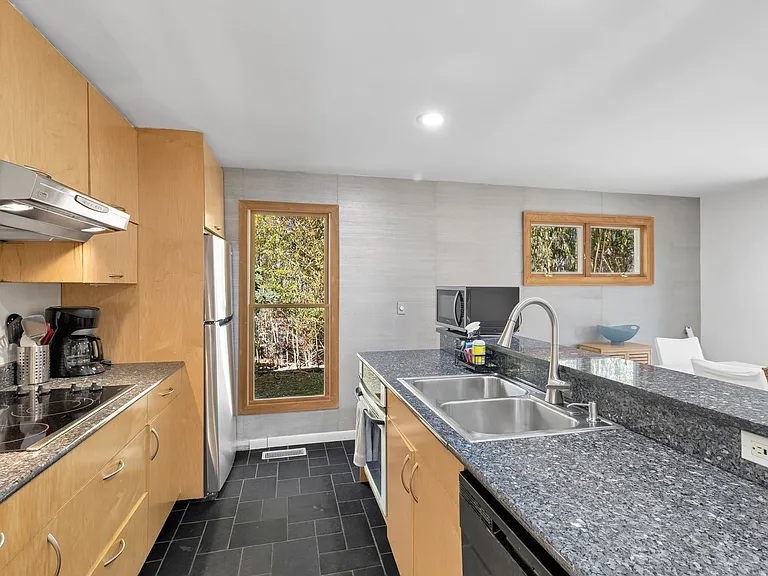 27 Montauk Ave — Photo 13