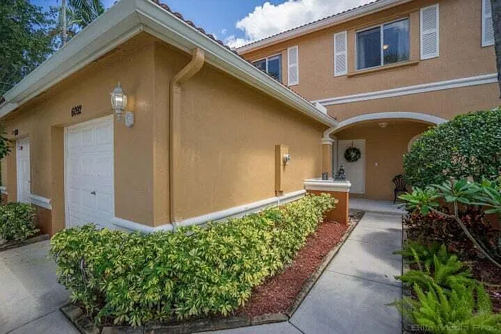 3 bed, 2.5 bath, 1560 sqft, $2,800 — Photo 2