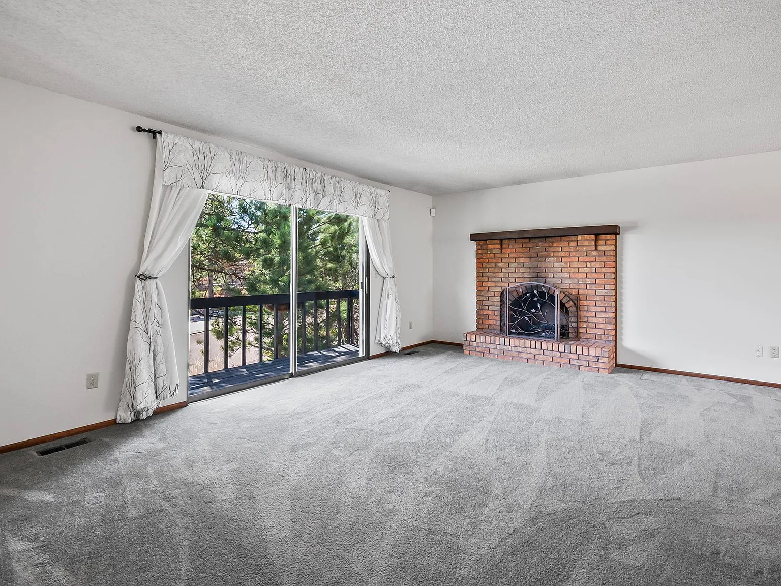 4 bed, 2.5 bath, 2095 sqft, $2,800 — Photo 3