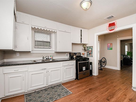 4th image of 5221 Darling St