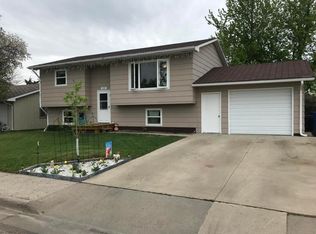 909 Memory Ln, Pierre, SD 57501