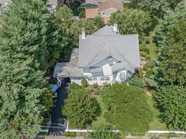 553 Oxford Street, Westbury, NY 11590