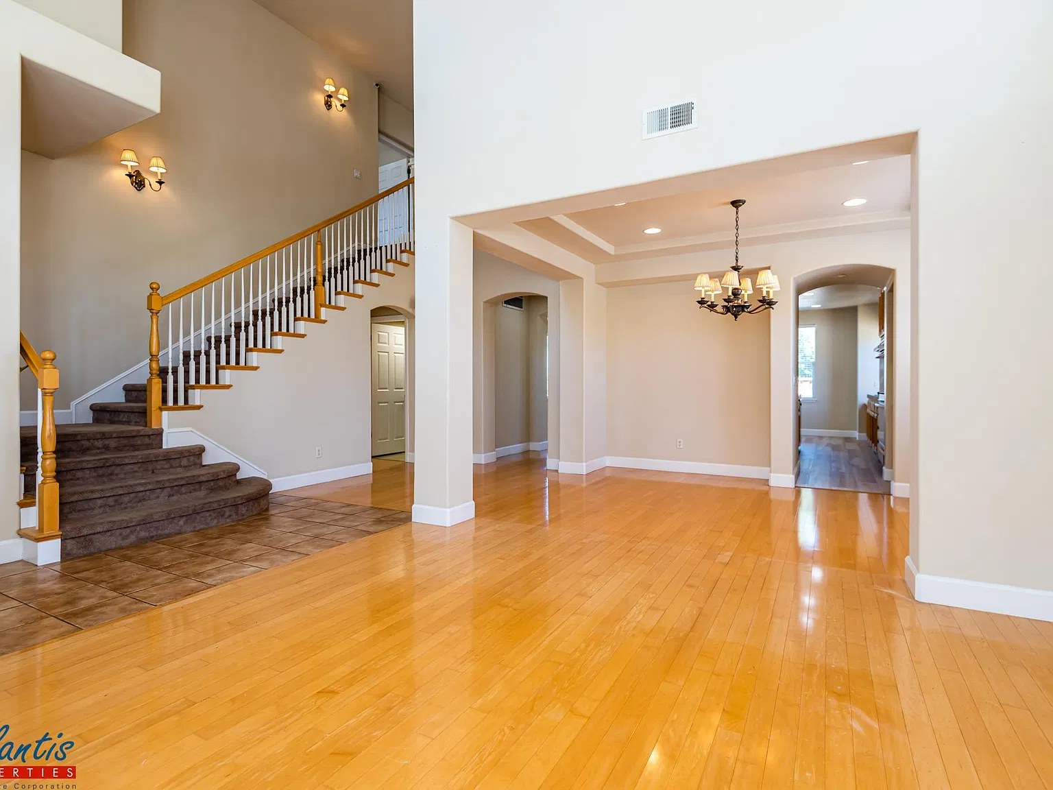 4 bed, 2.5 bath, 2460 sqft, $5,595 — Photo 3