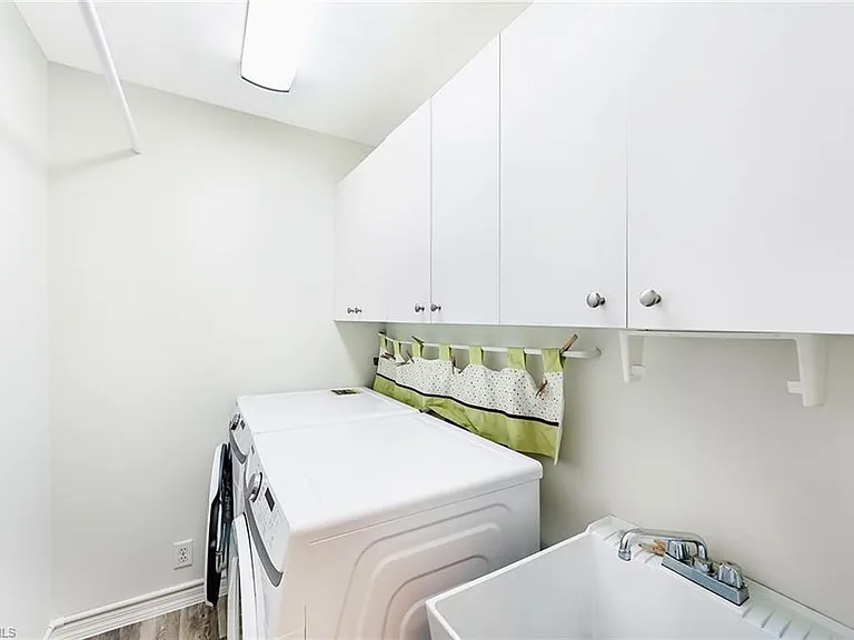 589 Lambton Ln — Photo 18