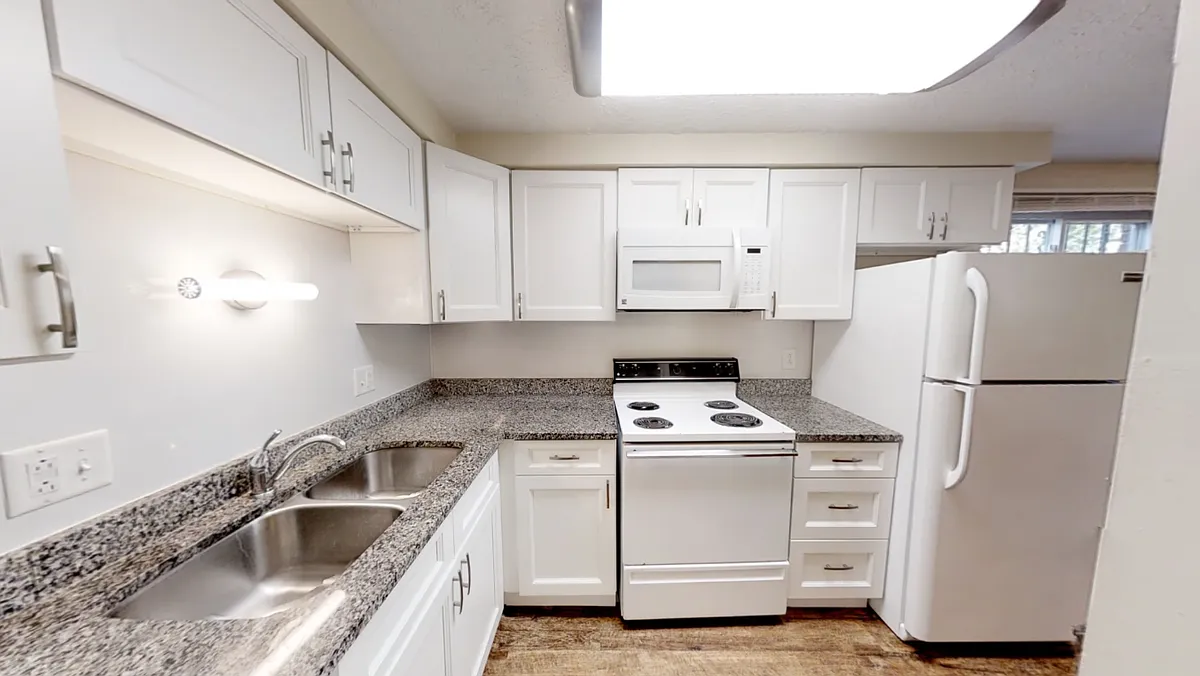 Building Photo - 94 E 18th Ave #F