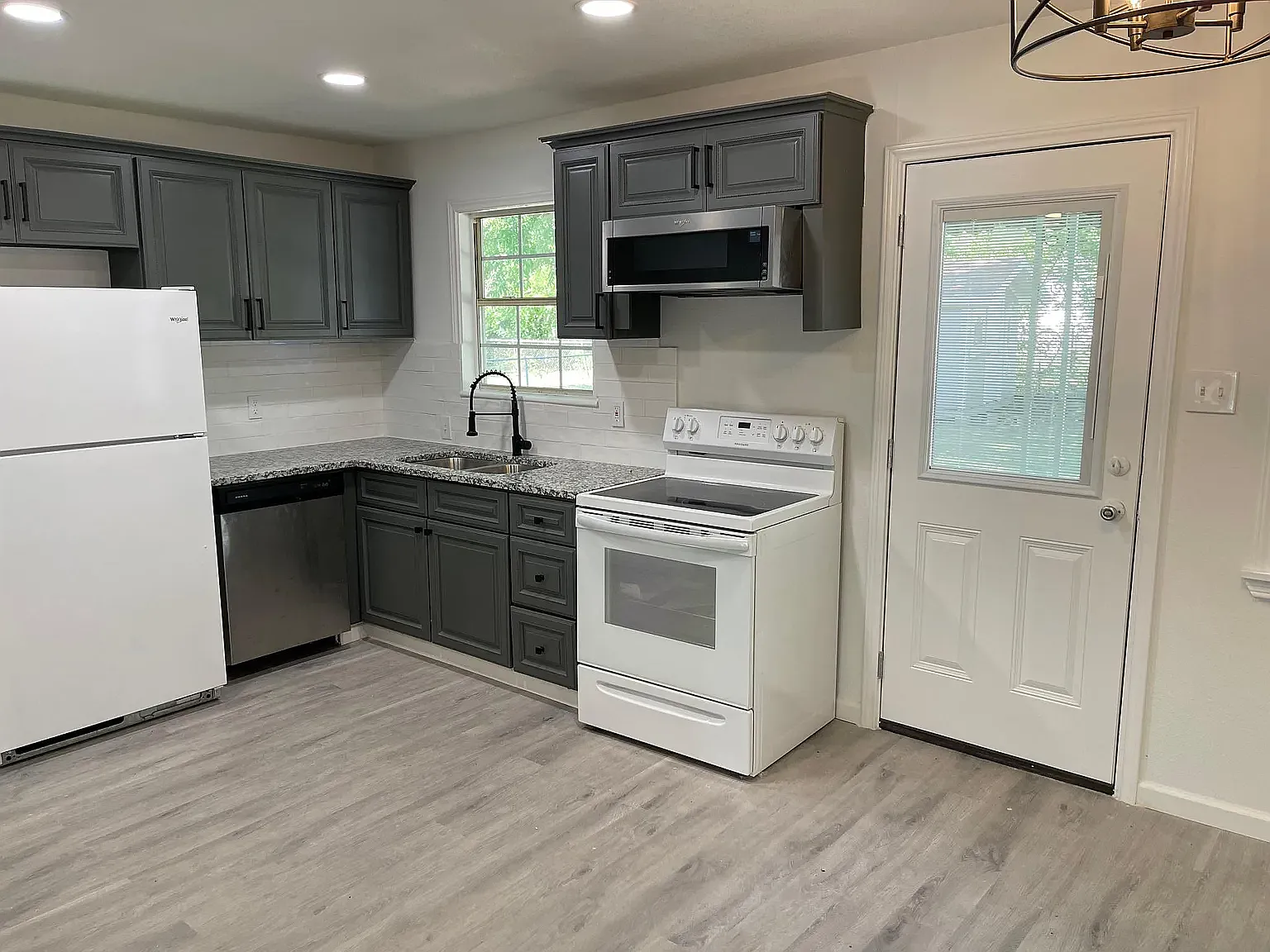 4 bed, 1152 sqft, $2,400 — Photo 1