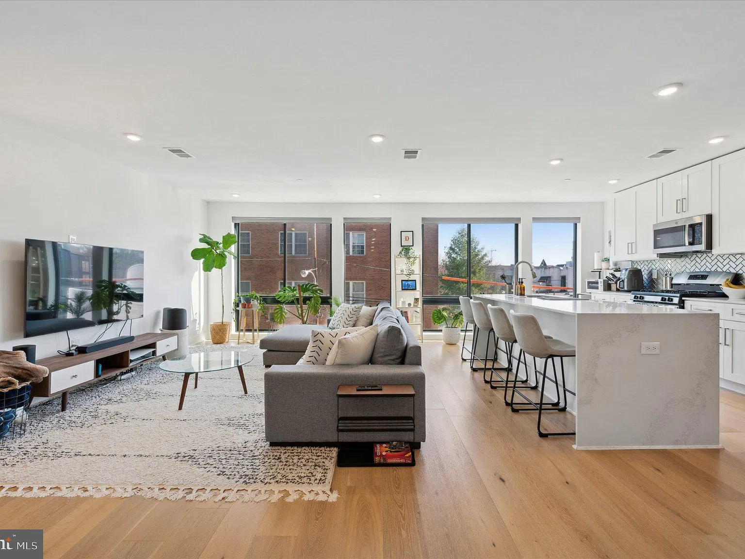 2 bed, 2.5 bath, 1800 sqft, $2,500 — Photo 2