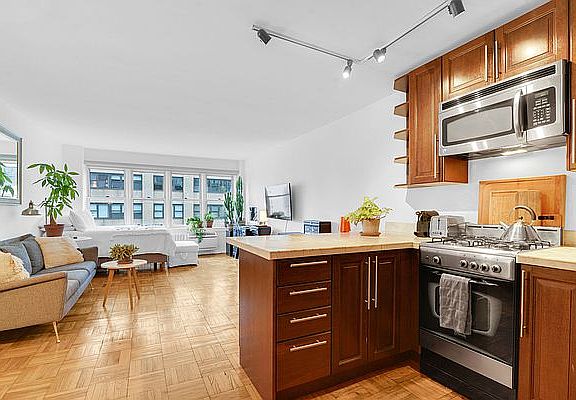 3rd image of 155 E 38th St APT 15H