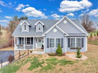1074 Blueberry Hill Ct, Vinton, VA 24179