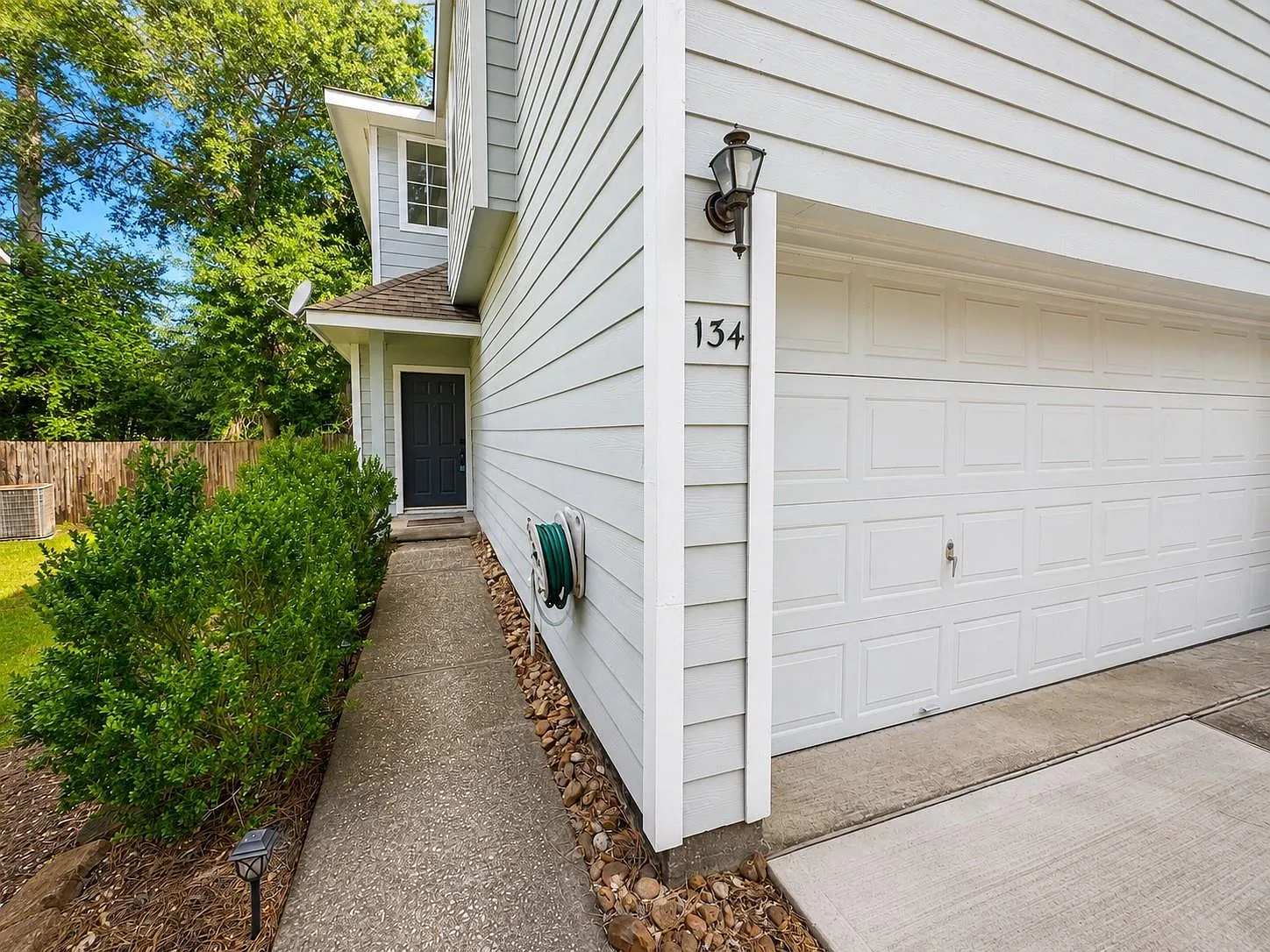 3 bed, 2.5 bath, 1687 sqft, $1,800 — Photo 2