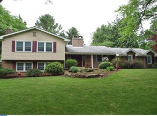 2902 Meadowbrook Cir S, Allentown, PA 18103