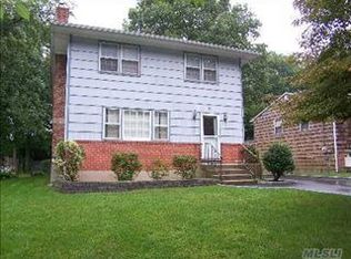 9 Summit Dr, Smithtown, NY 11787