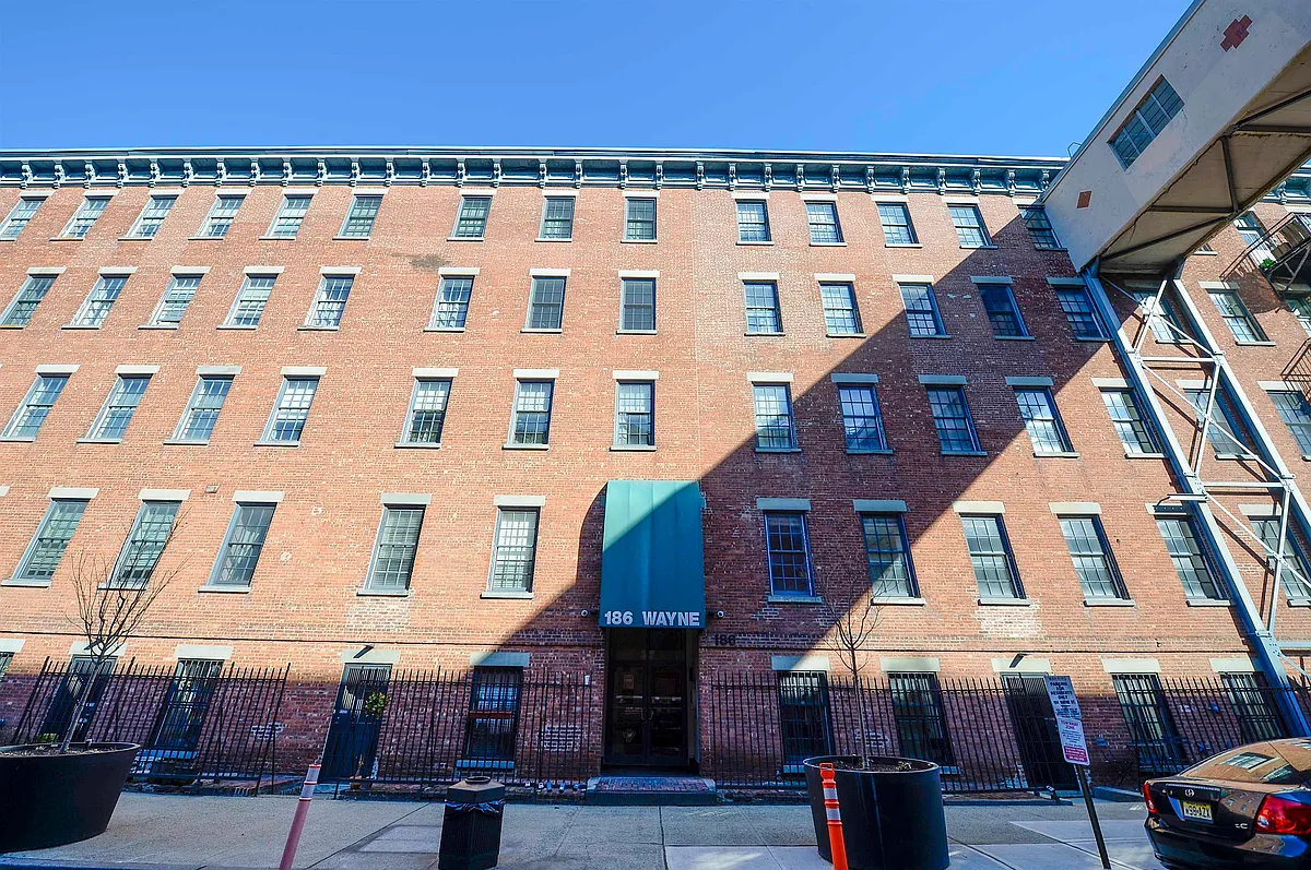 Building Photo - 186 Wayne St #118D