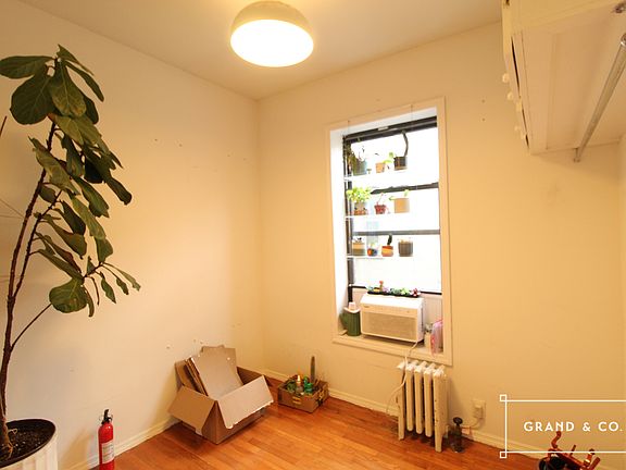 4th image of 14 Maujer St APT 15