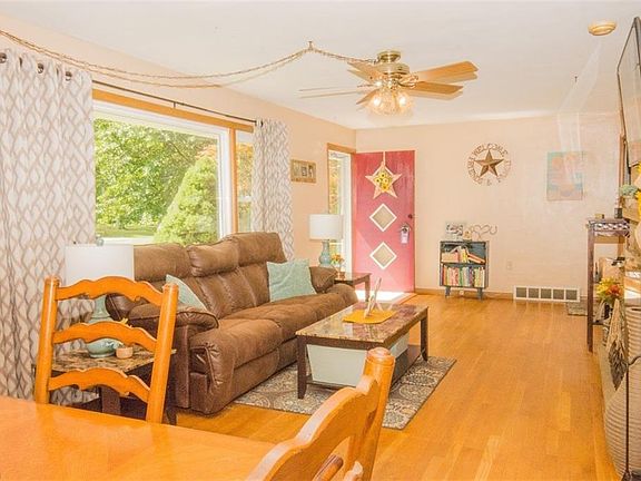 4th image of 9965 Rosemere St