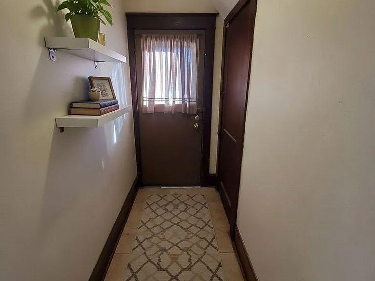 1025 E Land Pl — Photo 2