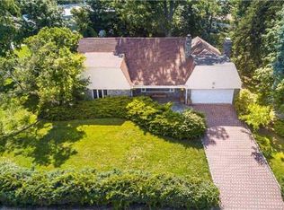 10 Whitman Rd, Great Neck, NY 11023