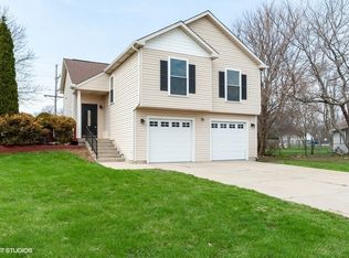 203 S Carriage Trl, McHenry, IL