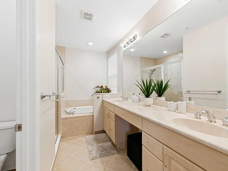 11850 Valencia Gardens Ave — Photo 16