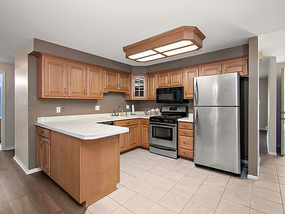 4th image of 860 Pheasant Dr
